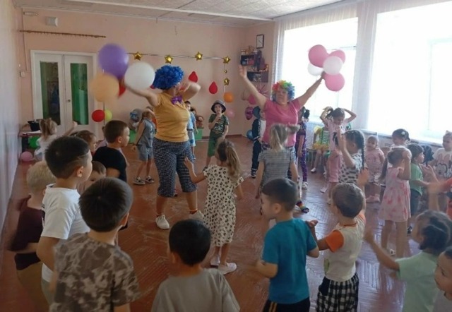 Камызякские педагоги устроили цирковое представление